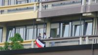 VDSt-Breslau Mitglieder bringen eine schwarz-weiß-rote Fahne an der Uni an, um ihre "Füchsenfeier" zu schmücken