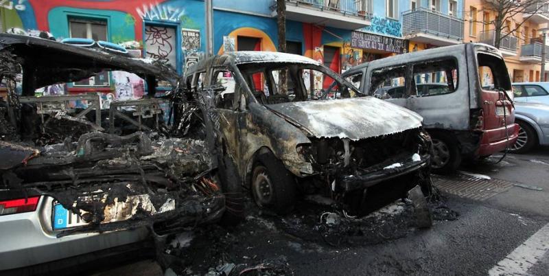 Ausgebrannte Autos in der Rigaer Straße