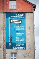 NSU-Plakat von "Bündnis gegen Rassismus" an Hauswand in Kreuzberg, das später von der Polizei zerstört wurde