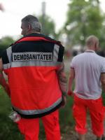 Sanitätsdienst bei Protesten gegen "Tag der deutschen Zukunft" in Karlsruhe am 03. Juni 2017