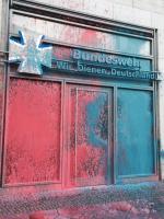  Der Showroom der Bundeswehr wurde mit Farbe beschmiert. 