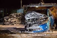 Zwei Neuwagen in Neukölln brannten aus - Foto: Abix