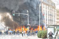 15 Uhr. Nachdem die Scheiben entglast wurden, setzen Molotov Cocktails das EG des Ibis Hotels in Brand. Das Mobilar wurde unterdessen zum Barrikadenbau umgenutzt.