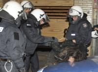 Szene von der Auseinandersetzung in der Nacht zum Samstag: Polizisten nehmen einen der Hausbesetzer fest. Der Einsatz sorgt auf dem Ölberg nach wie vor für Diskussionen.