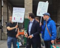 Protest bei der Menschenkette "Hand in Hand gegen Rassismus": Oberbürgermeister Thomas Eiskirch muss sich für Abschiebungen und Unterbringungspolitik rechtfertigen