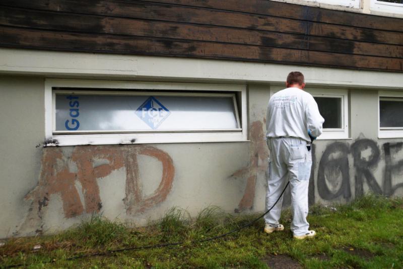  Im Vereinsheim des 1. FC Eislingen gingen in der Nacht auf Dienstag zwei Scheiben zu Bruch, als Unbekannte vor einer geplanten Veranstaltung der AfD, Parolen an die Wände schmierten und Farbbeutel warfen. 