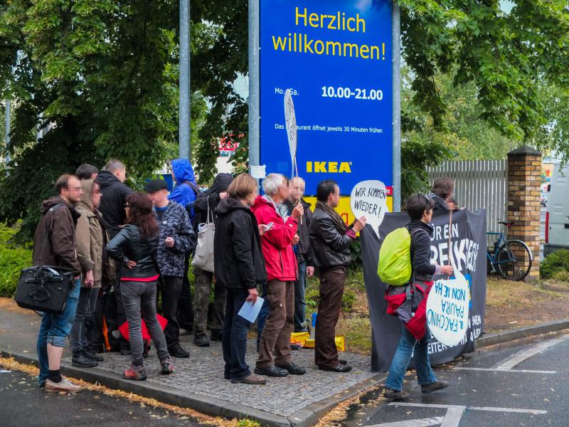 Kundgebung vor dem IKEA