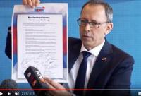 AfD-Politiker Jörg Urban aus Sachsen mit der Resolution nach der Tagung; (YouTube-Screenshot) 