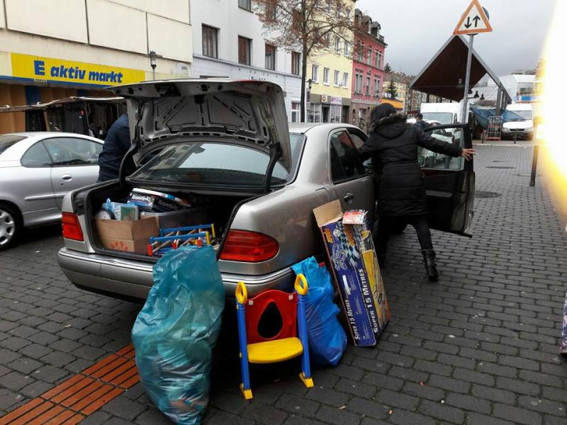 Spendenverteilung des "Bündnis Saar" am 24. Dezember 2016 in Saarbrücken Burbach mit Jacqueline Süßdorf an ihrem Mercedes (Kennzeichen: SB-JS-1888).