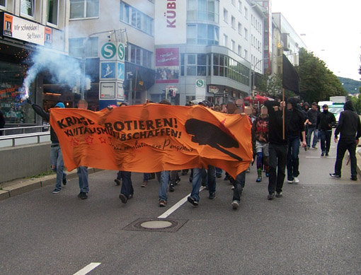 Entschlossene Gelöbnis-Gegner führen im Anschluss eine Spontandemo durch.