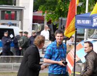 Pro-NRW Vize-Vorsitzender Kevin Gareth Hauer aus Gelsenkirchen (rechts)