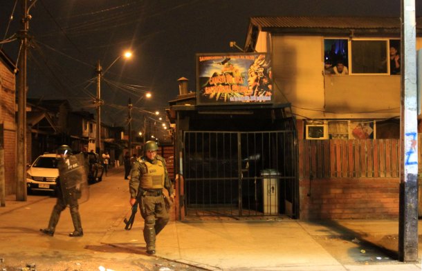 Schwer bewaffnete Carabineros in Pudahuel