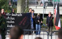 Helga Koch (rechts) bei einer Nazi-Kundgebung im September 2013 in Sinsheim