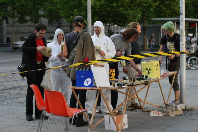 Infotisch gegen Uranabbau in Magdeburg