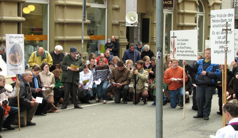 die Bruderschaft kniet nieder