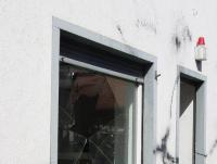 Farbschmierereien und eingeschlagene Fensterscheiben an der ehemaligen Projektwerkstatt in der Bahnhofstraße. 