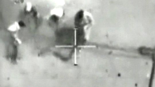 Das Video von 2007 zeigt einen Hubschrauberangriff im Irak. Die Aufnahme zeigt einen Angriff auf Zivilisten. Das Video sorgte nach seiner Veröffentlichung auf Wikileaks weltweit für Aufsehen.