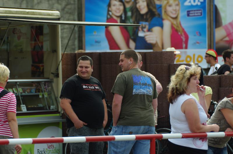 links im bild - so sind wir antifa halts maul shirt