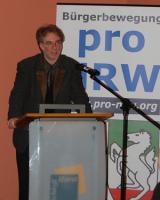 Ex-Bezirksvorsitzender von ProNRW André Picker hält eine Rede