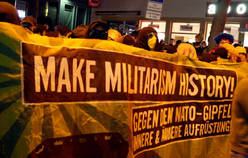 30.03.2009, Eine Woche vor dem NATO-Gipfel demonstrierten bereits über 2.000 Linke in Freiburg gegen Militarismus, konfrontiert von 3.000 hochgerüsteten Bullen.