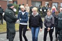 Politisches Umfeld vom Ewers-Clan: Lena Maluschek, schwarze Jacke, Mittäterin vom 25.12.2011