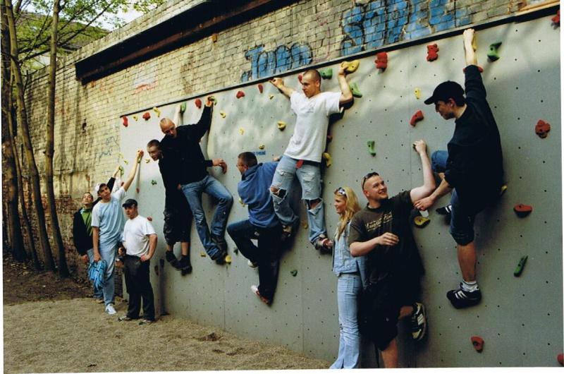 SJC Lich­ten­berg: Rechts im Bild, die Neo­nazis Lars Wün­sche (r.) und Martin Kalina (2. v. r.) an der Klet­ter­wand, 2008