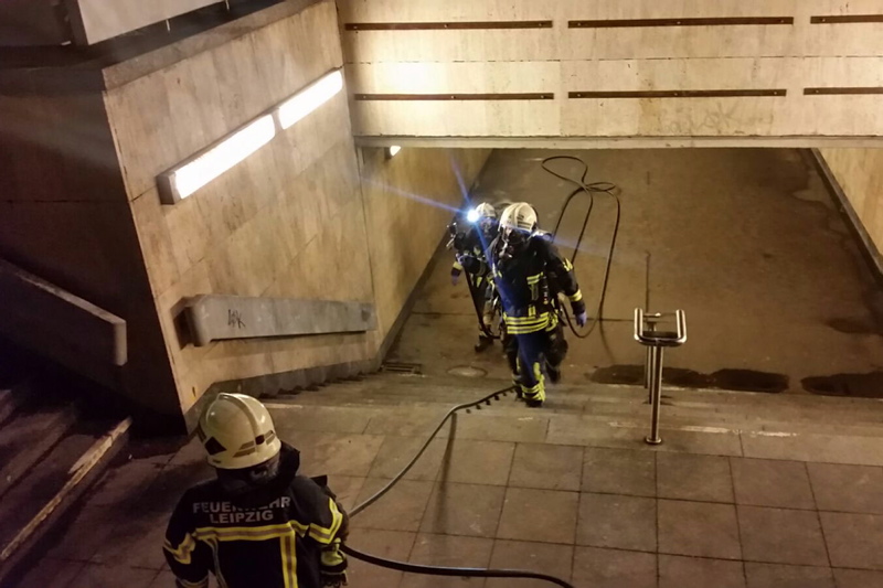 Die Feuerwehr neutralisierte die Sauerei in der Unterführung. 