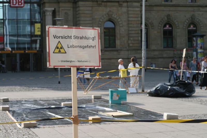 Hinweisschild verdeutlicht die mit Uranabbau verbundene Gefahr