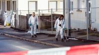Kriminalbeamte der Spurensicherung untersuchen nach dem Anschlag in Villingen-Schwenningen die Flüchtlingsunterkunft