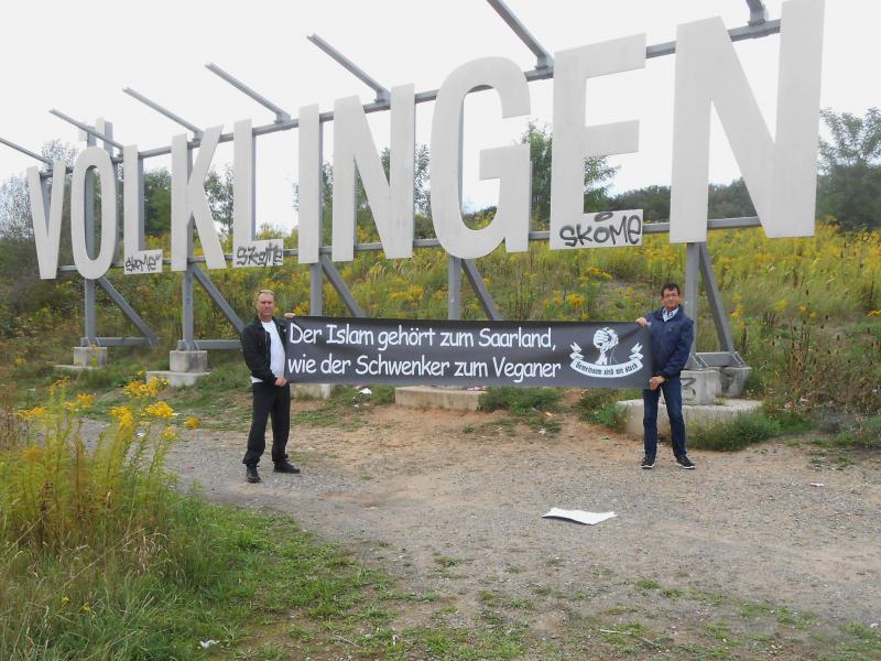 Sagesa stehen auf dem Fahrradweg an der Autobahn in Völklingen. (05./06.09.2015)