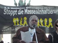 Mumias ehemaliger Mitgefangener Harold Wilson auf Solidaritätsdemo vor der US Bitschaft in Berlin, 2012