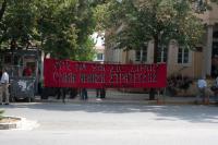 Vor dem Rekrutierungsbüro in Ioannina: "Keine einzige Stunde im Militär! Totale Kriegsdienstverweigerung!"
