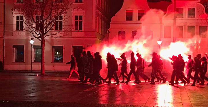 Maskenmarsch auf dem Cottbuser Altmarkt