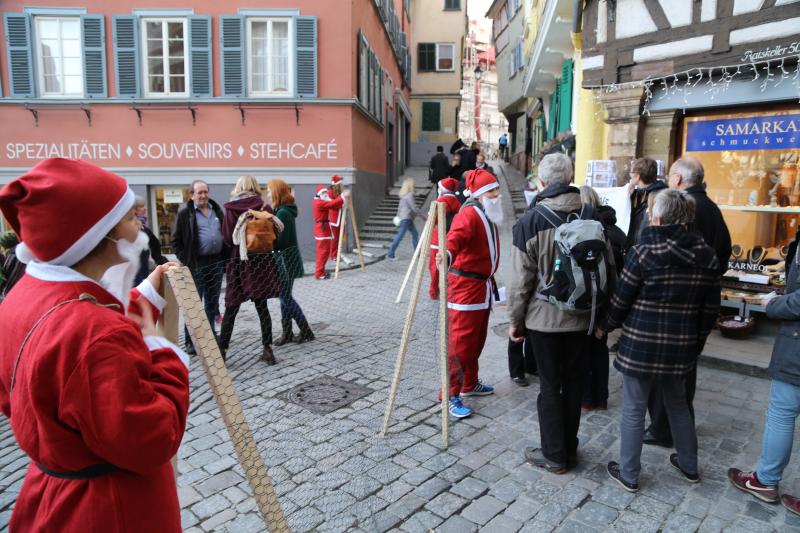 Besucher_innen an der "Grenzkontrolle"