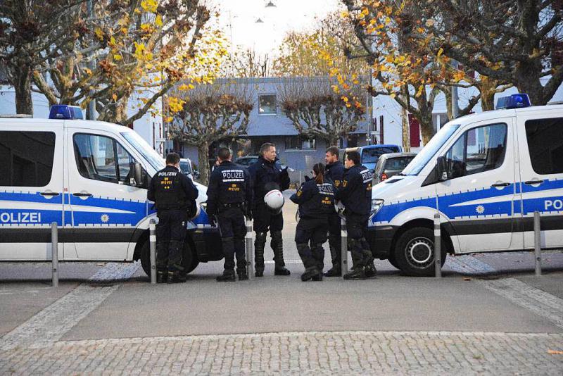 Polizeieinheiten am Marktplatz