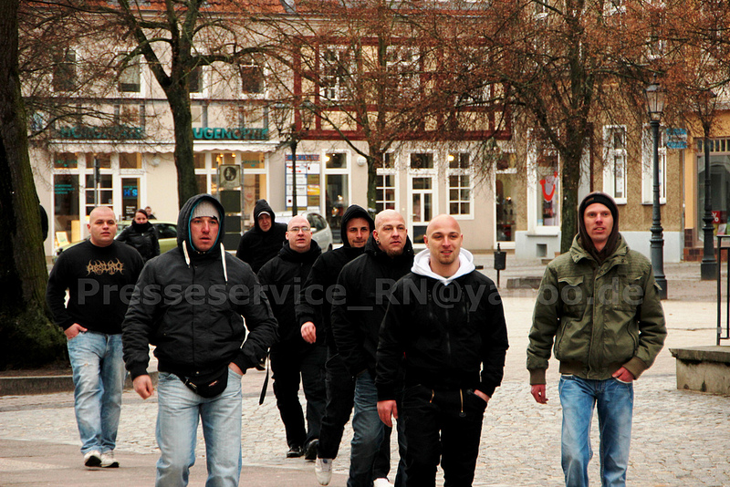 Neonazis provozieren am Markt