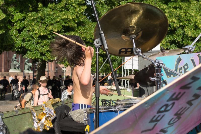 Little Drummer auf dem Trecker-Anhänger an der Uni