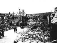Ein trostloser Anblick: die ersten Trümmer sind beiseite geräumt, um über den Schloßberg hinunter in die zerstörte Stadt gehen zu können. Foto: Stadtarchiv