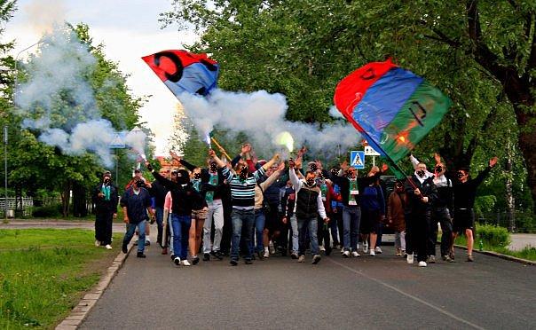 Vor dem Angriff: FC Karelien Fans auf dem weg ins Stadion