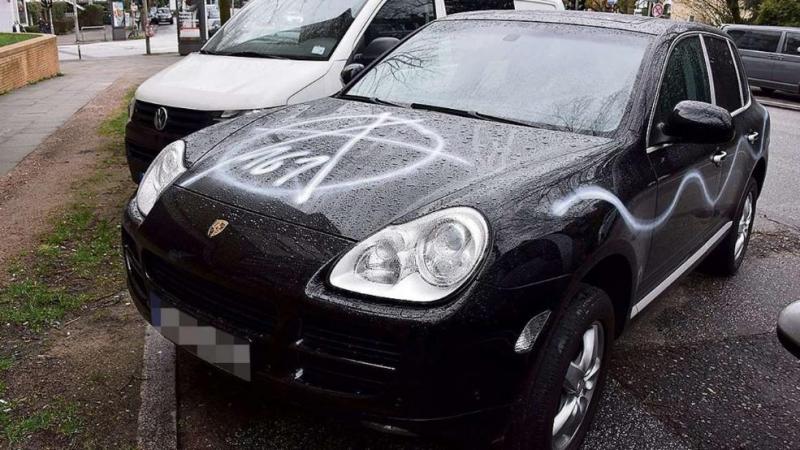  Sierichstraße: Ein Porsche mit Anarchie- Symbol und Farb-Strichen