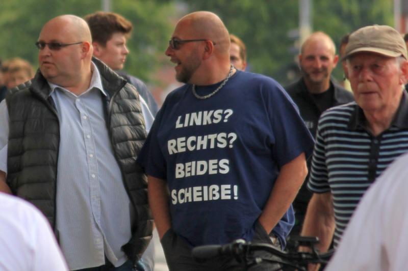 Frank Appeldorn und Volker Hillnhütter am rande der Gegenproteste zum Besuch von Petry in Wiesmoor