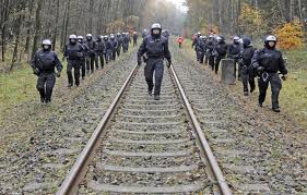 Aufmarsch in Gorleben, meistens ugf 20.000 Männer und Frauen.