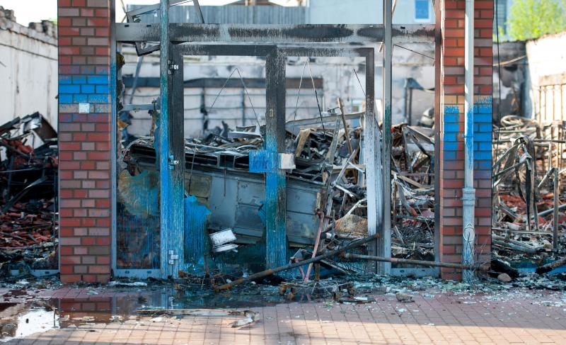 Nichts mehr zu retten: Ein Einkaufszentrum in Dannenberg ist in der Nacht abgebrannt.