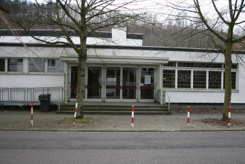 Frontalansicht auf den Eingangsbereich der Festhalle