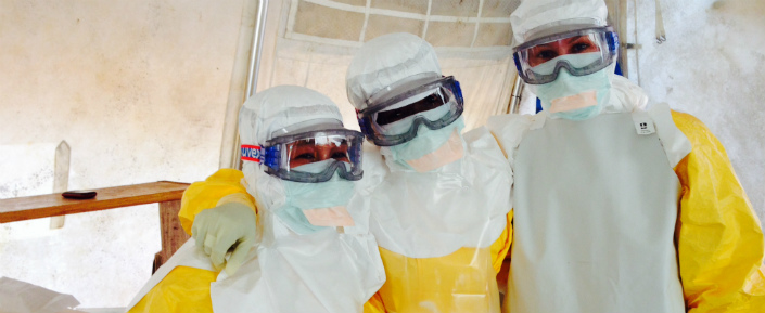 Bo, Sierra Leone, 01.09.2014: Gynäkologin Colette, Krankenschwester Mattu und Ärztin Silje in Schutzkleidung im Ebola-Behandlungszentrum in Bo. Foto: MSF