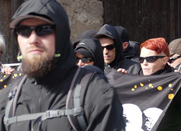 Kai Mose mit Kamera (zu erkennen auf einem anderen Bild) auf einem Naziaufmarsch in Weimar am 2. Oktober 2016. Es sind offenbar seine Bilder, die danach auf der Facebook-Seite der “AG Saxonia” veröffentlicht wurden. Foto: Lionel C. Bendtner