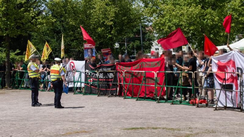 An den Gittern