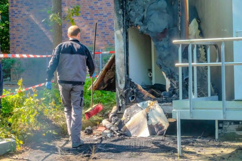 Dann entzündeten sie die Reifen, um den Container in Brand zu setzen