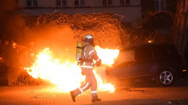 In der Mühsamstraße in Friedrichshain ging diese Mercedes G-Klasse in Flammen auf. 