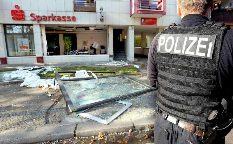 Der Vormittag danach. Einbrecher stiegen am Sonntagmorgen in diese Sparkasse in Mariendorf ein. 